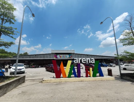 Arena Warna Ayer Hitam